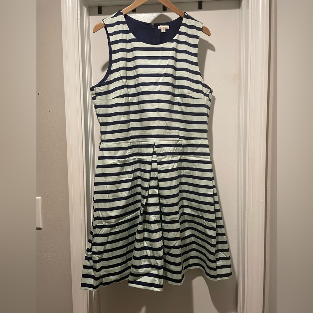 Gap fit and flare dress **pockets**